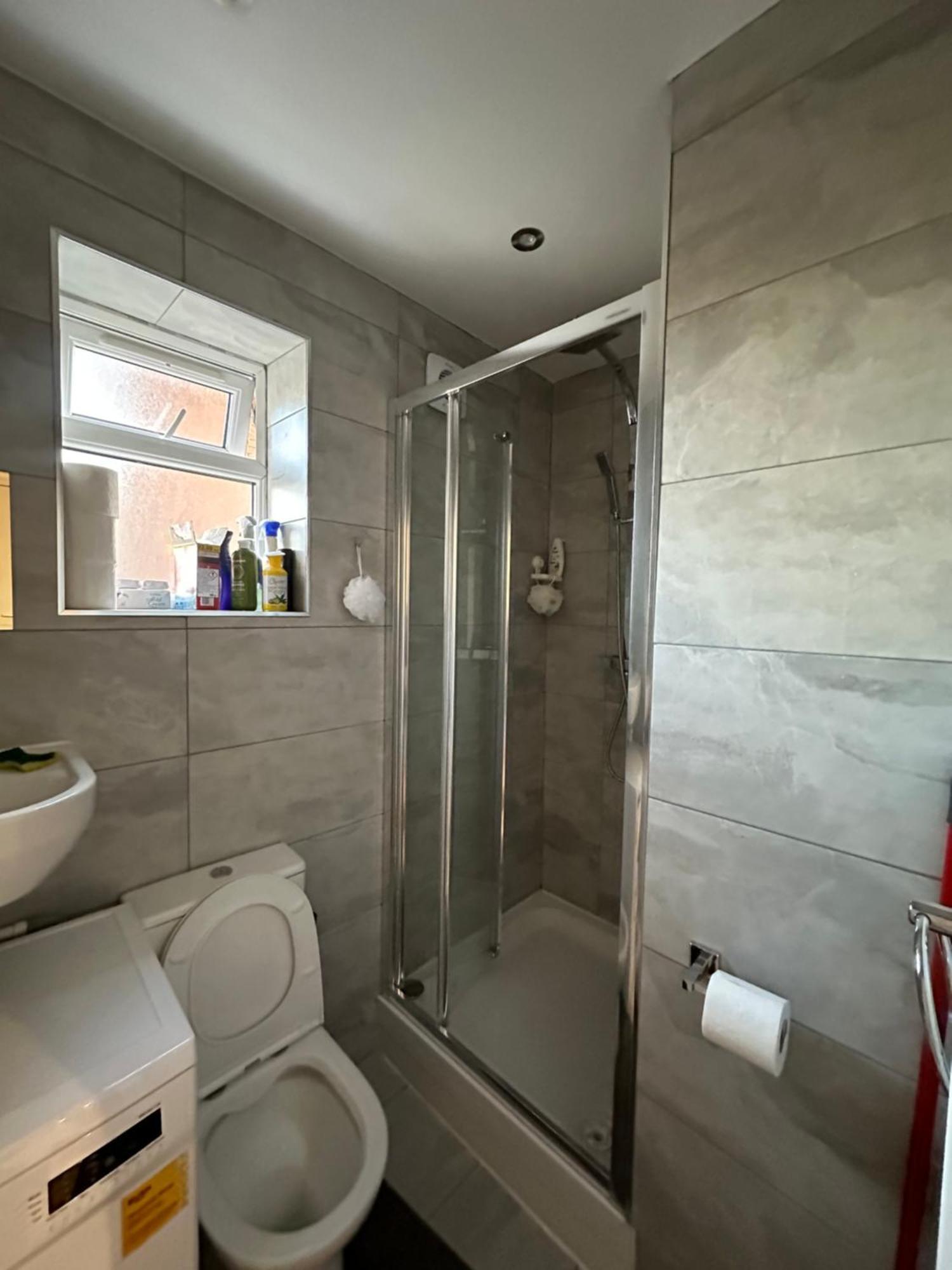 Appartement 1st Flat With Full Private Toilet And Shower With Its Own Kitchenette In Keedonwood Road A Fully Equipped Independent Flat