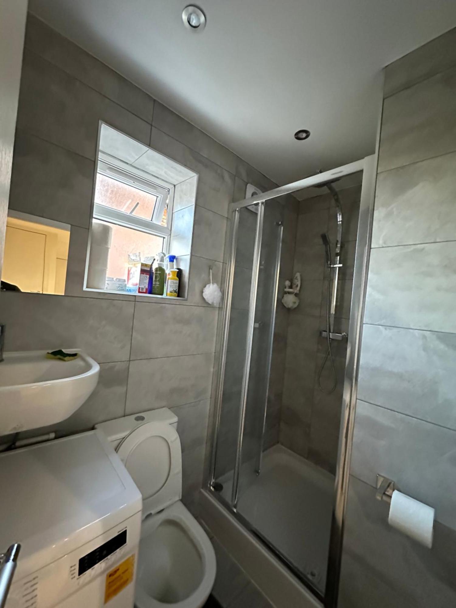 1st Flat With Full Private Toilet And Shower With Its Own Kitchenette In Keedonwood Road A Fully Equipped Independent Flat Appartement Bromley