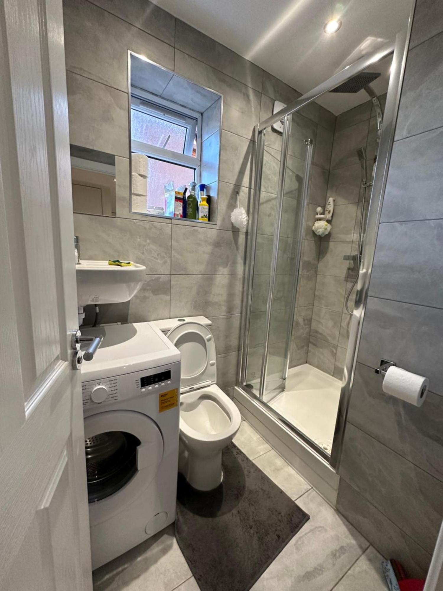 1st Flat With Full Private Toilet And Shower With Its Own Kitchenette In Keedonwood Road A Fully Equipped Independent Flat Bromley