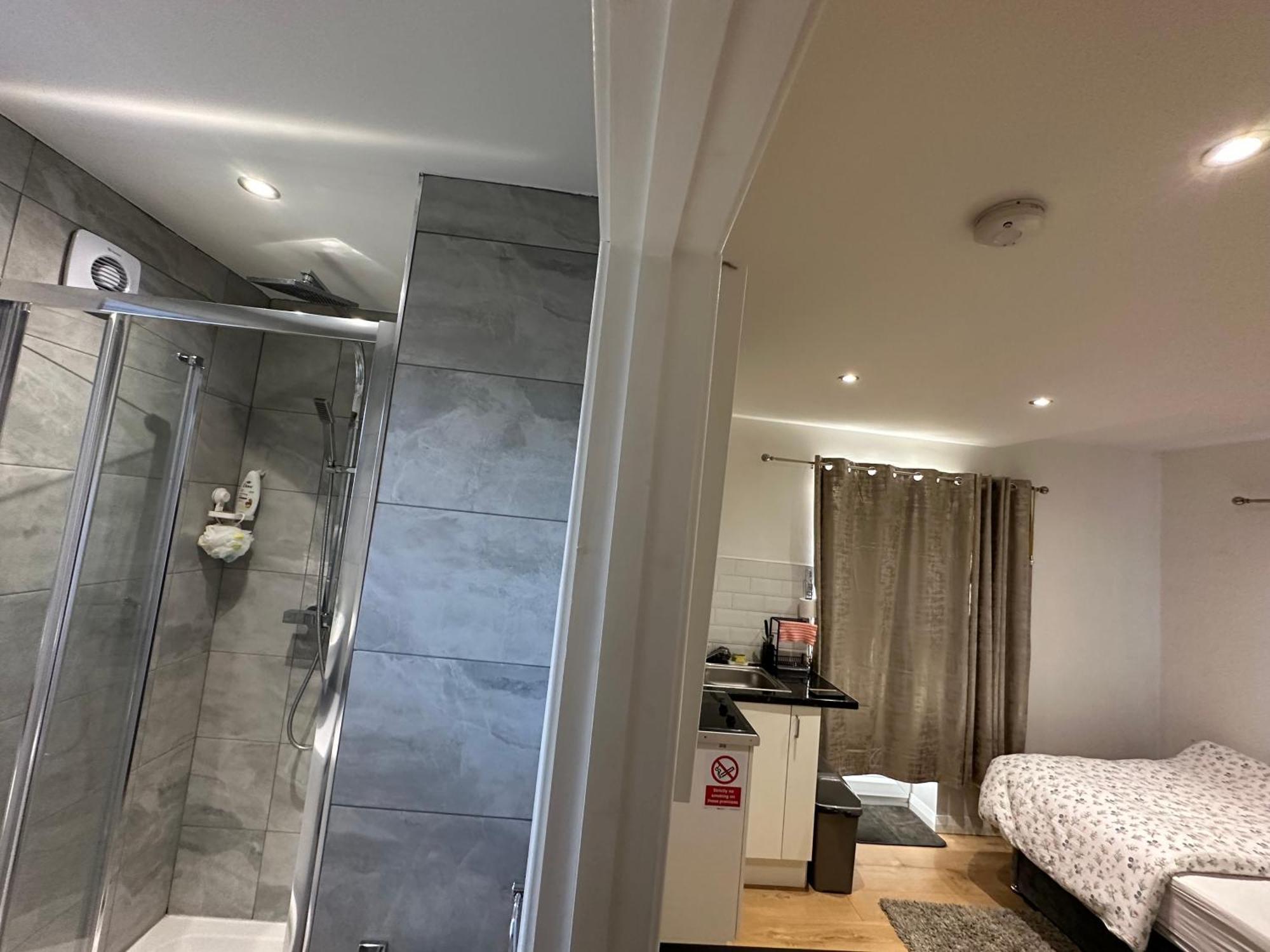 Appartement 1st Flat With Full Private Toilet And Shower With Its Own Kitchenette In Keedonwood Road A Fully Equipped Independent Flat *