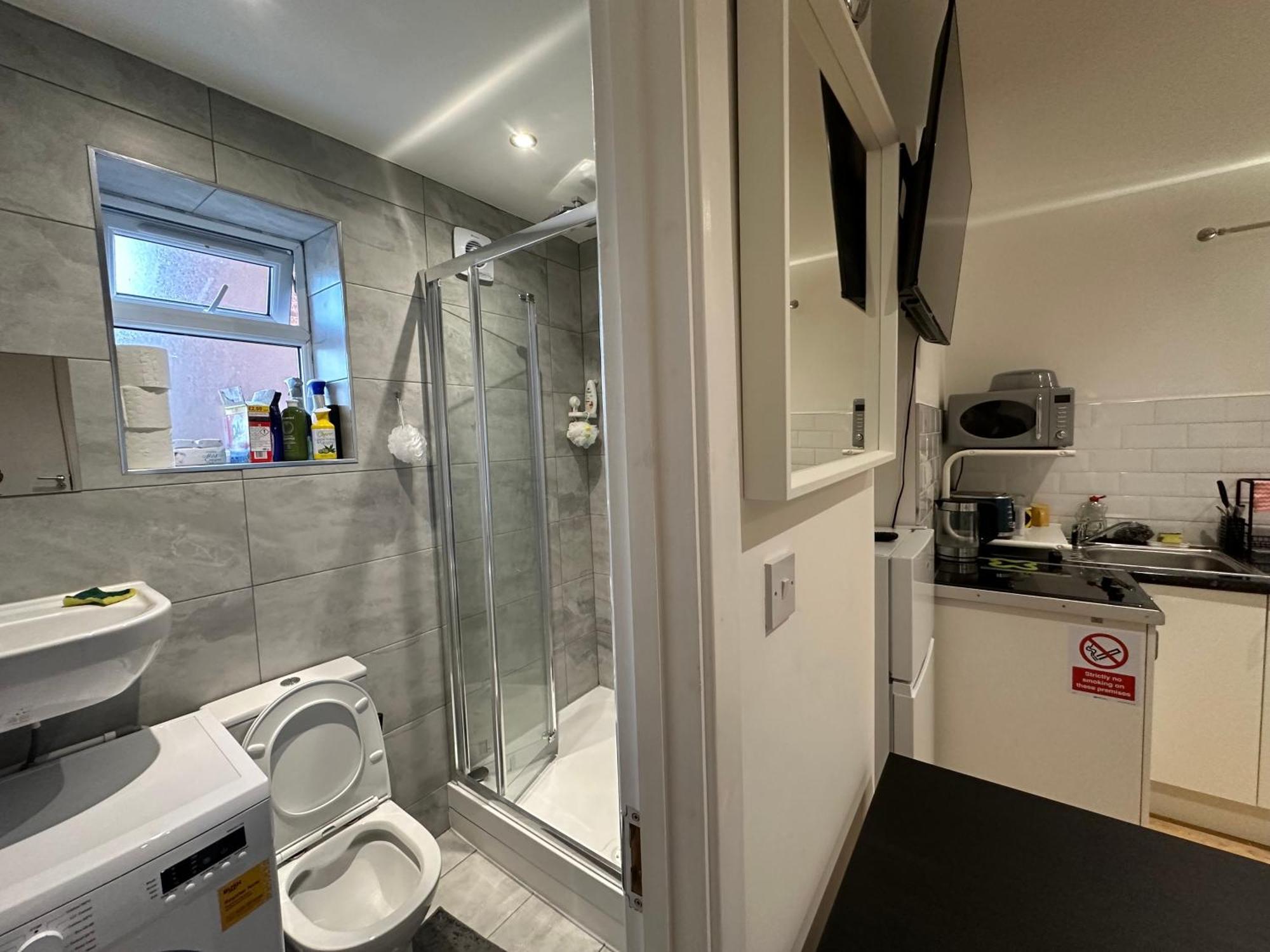 1st Flat With Full Private Toilet And Shower With Its Own Kitchenette In Keedonwood Road A Fully Equipped Independent Flat *