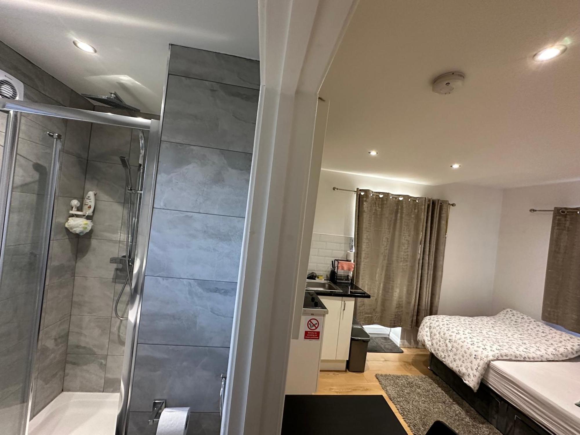 Appartement 1st Flat With Full Private Toilet And Shower With Its Own Kitchenette In Keedonwood Road A Fully Equipped Independent Flat