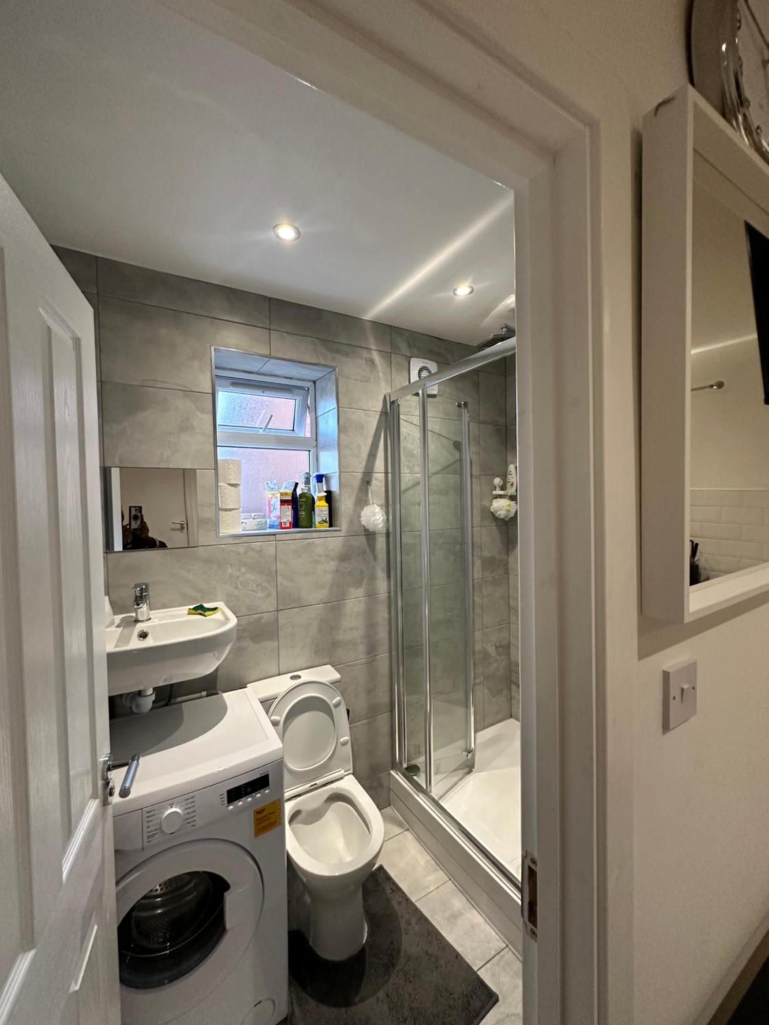 1st Flat With Full Private Toilet And Shower With Its Own Kitchenette In Keedonwood Road A Fully Equipped Independent Flat Appartement Bromley