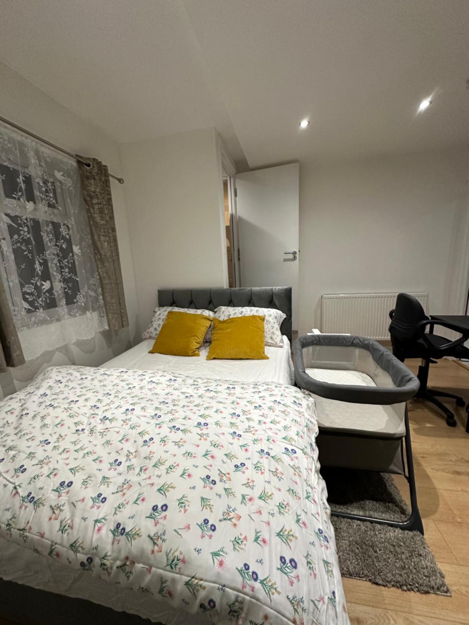 1st Flat With Full Private Toilet And Shower With Its Own Kitchenette In Keedonwood Road A Fully Equipped Independent Flat Appartement *
