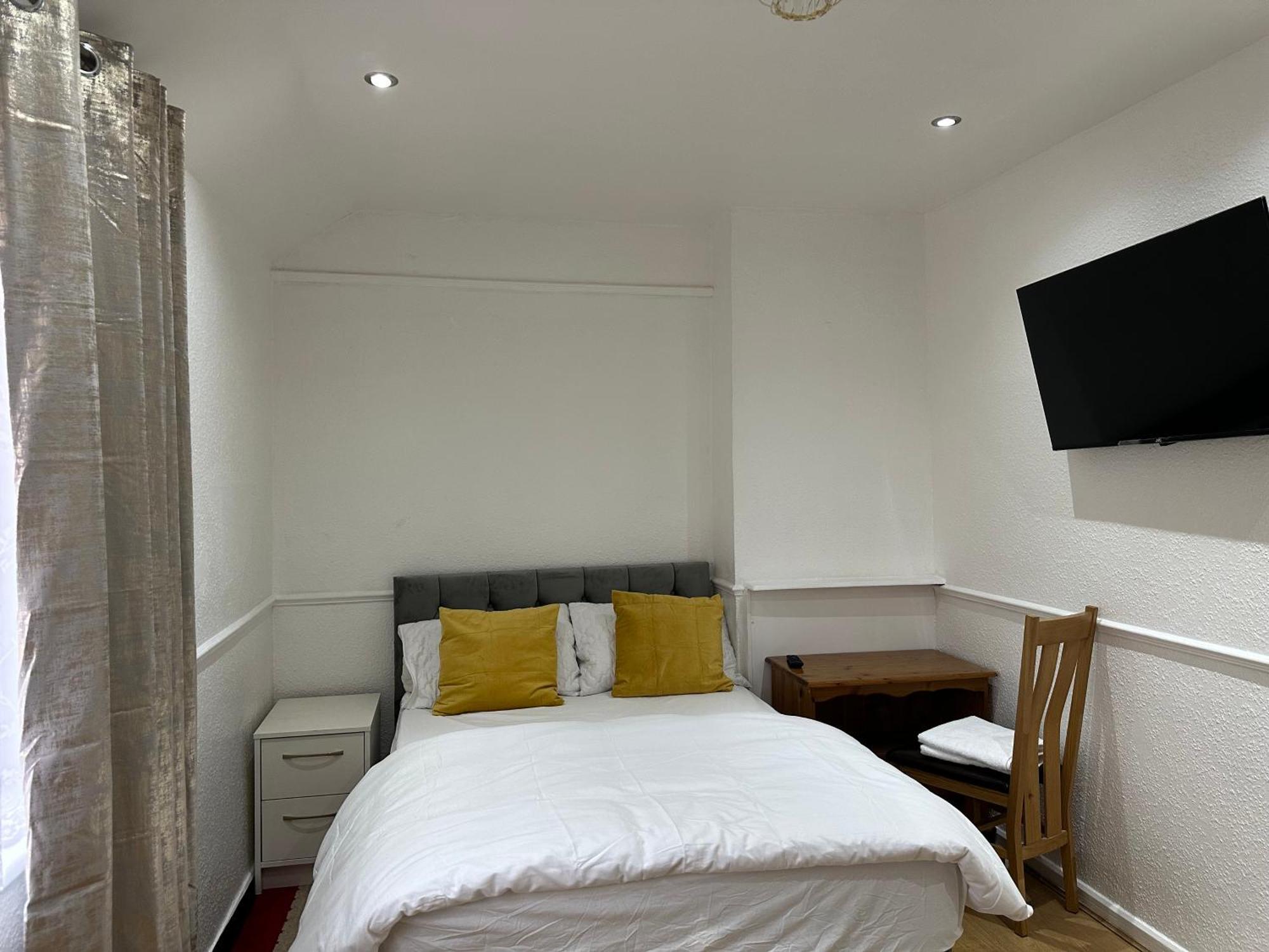 1st Flat With Full Private Toilet And Shower With Its Own Kitchenette In Keedonwood Road A Fully Equipped Independent Flat Appartement *