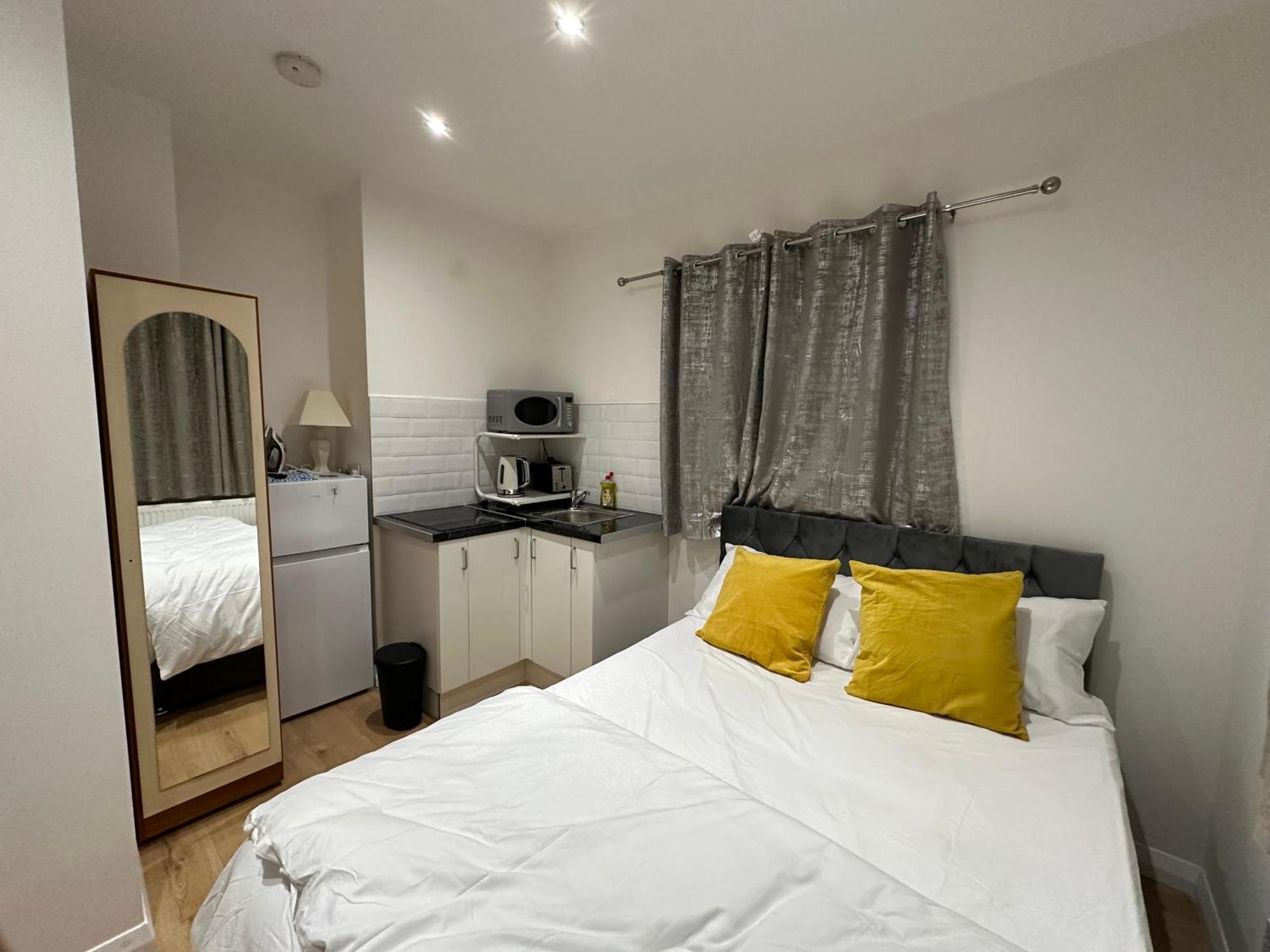 Appartement 1st Flat With Full Private Toilet And Shower With Its Own Kitchenette In Keedonwood Road A Fully Equipped Independent Flat Bromley