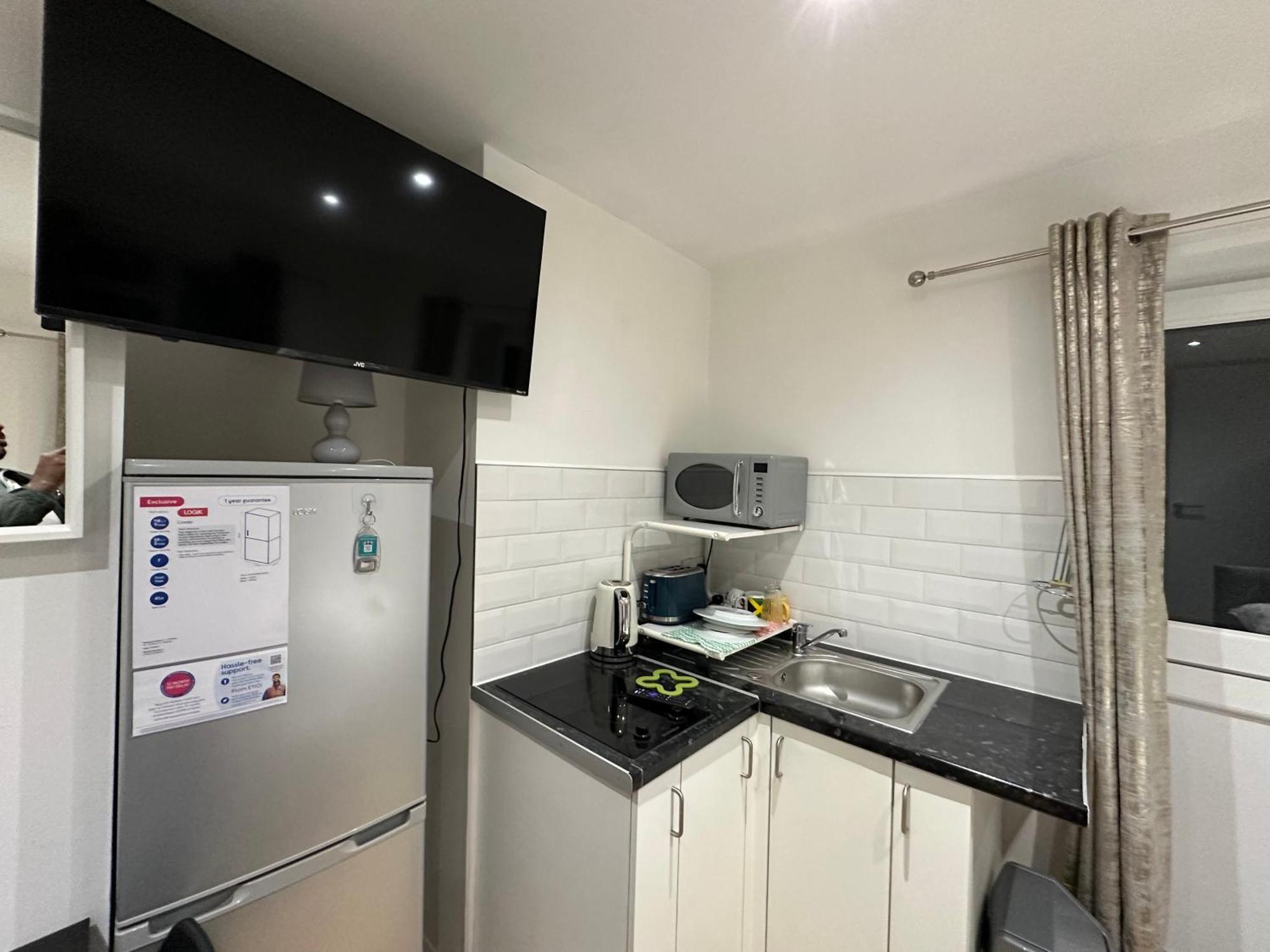 Appartement 1st Flat With Full Private Toilet And Shower With Its Own Kitchenette In Keedonwood Road A Fully Equipped Independent Flat *