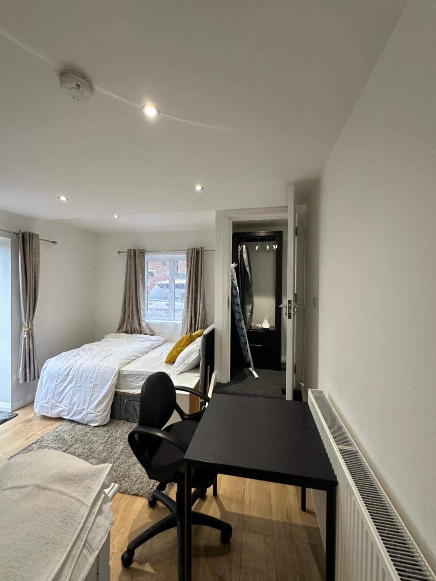 1st Flat With Full Private Toilet And Shower With Its Own Kitchenette In Keedonwood Road A Fully Equipped Independent Flat