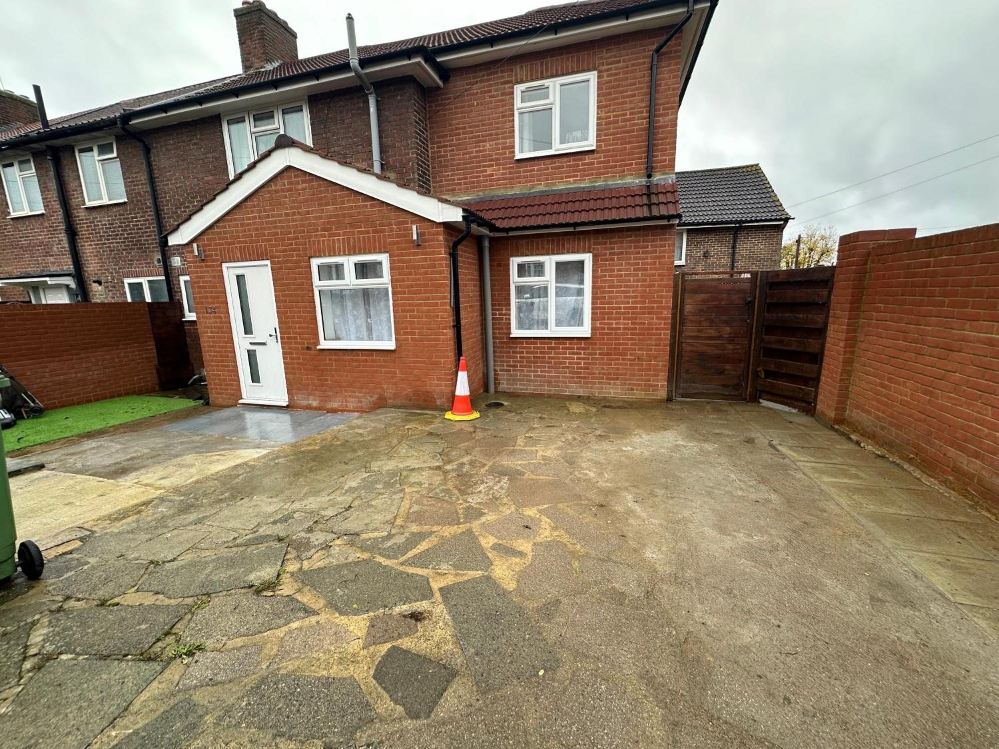 Appartement 1st Flat With Full Private Toilet And Shower With Its Own Kitchenette In Keedonwood Road A Fully Equipped Independent Flat