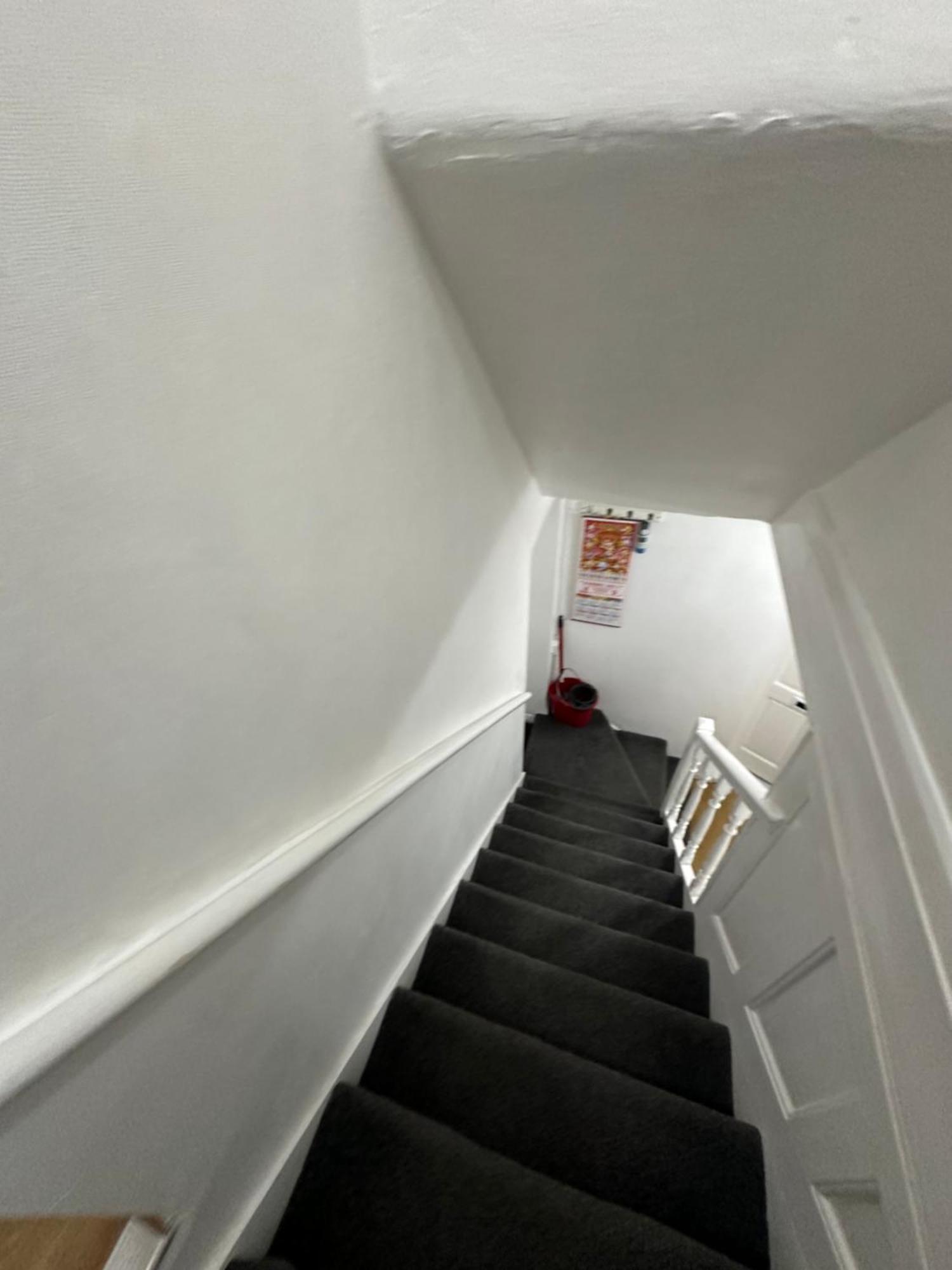 Appartement 1st Flat With Full Private Toilet And Shower With Its Own Kitchenette In Keedonwood Road A Fully Equipped Independent Flat *