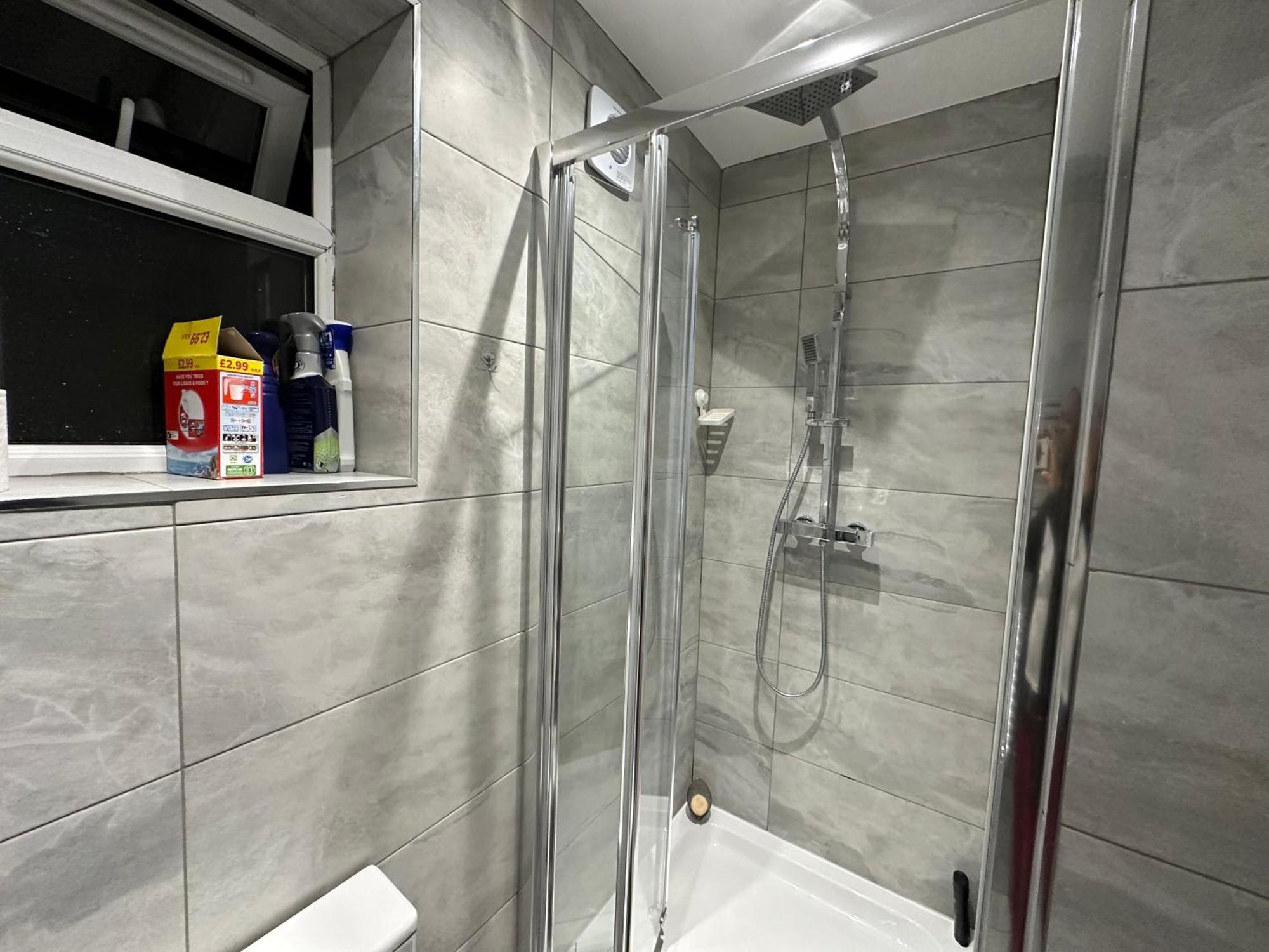 Appartement 1st Flat With Full Private Toilet And Shower With Its Own Kitchenette In Keedonwood Road A Fully Equipped Independent Flat *