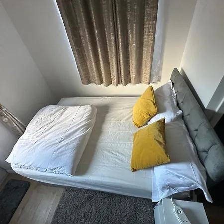 1St Studio Flat With Full Private Toilet And Shower With Its Own Kitchenette In Keedonwood Road Bromley A Fully Equipped Independent Studio Flat Exterior photo
