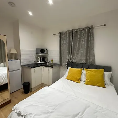 1St Studio Flat With Full Private Toilet And Shower With Its Own Kitchenette In Keedonwood Road Bromley A Fully Equipped Independent Studio Flat Exterior photo