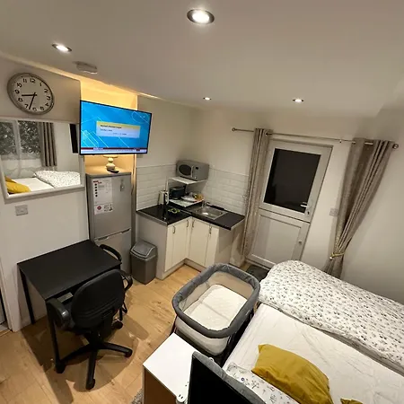 1St Studio Flat With Full Private Toilet And Shower With Its Own Kitchenette In Keedonwood Road Bromley A Fully Equipped Independent Studio Flat Exterior photo