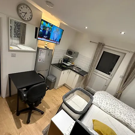 1St Studio Flat With Full Private Toilet And Shower With Its Own Kitchenette In Keedonwood Road Bromley A Fully Equipped Independent Studio Flat Exterior photo