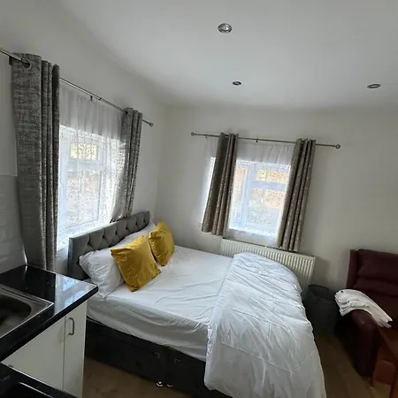 1St Studio Flat With Full Private Toilet And Shower With Its Own Kitchenette In Keedonwood Road Bromley A Fully Equipped Independent Studio Flat Exterior photo