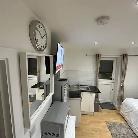 1St Studio Flat With Full Private Toilet And Shower With Its Own Kitchenette In Keedonwood Road Bromley A Fully Equipped Independent Studio Flat Exterior photo